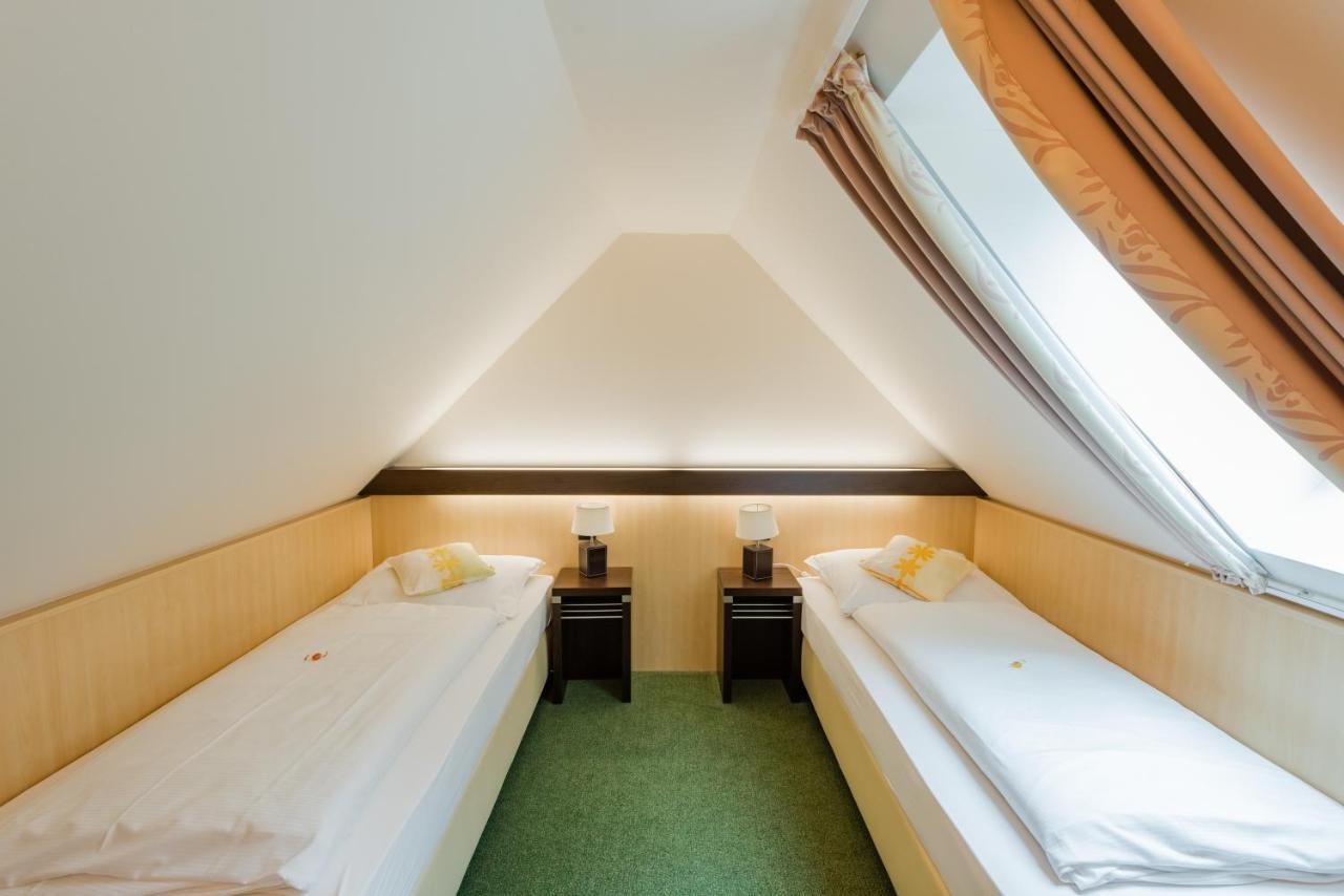Hotel Am Fischerhafen Ditzum Exteriör bild