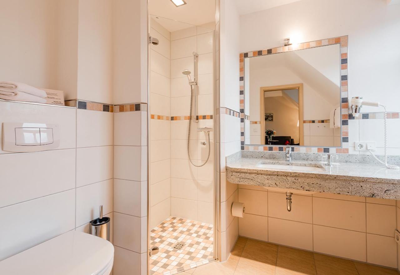 Hotel Am Fischerhafen Ditzum Exteriör bild